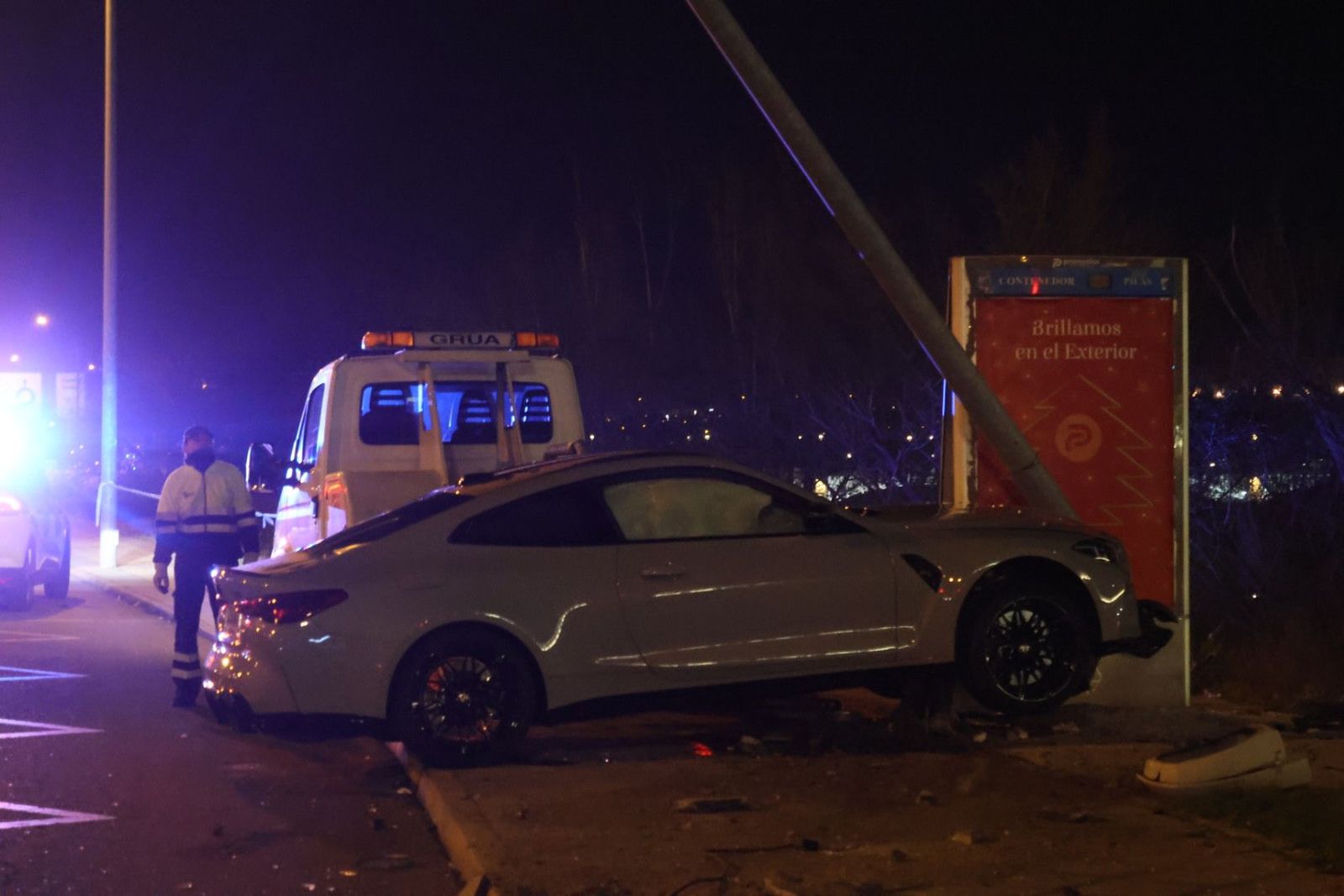 Un coche se empotra contra una farola tras perder el control en la Vía Helmántica