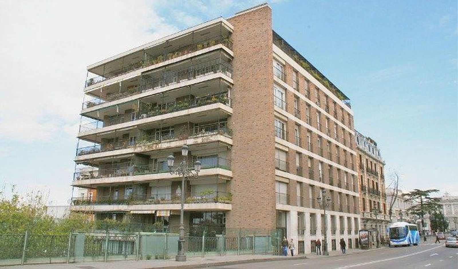 Junta y Ayuntamiento firman un convenio de colaboración para mejorar la gestión del parque público de viviendas con destino al alquiler social