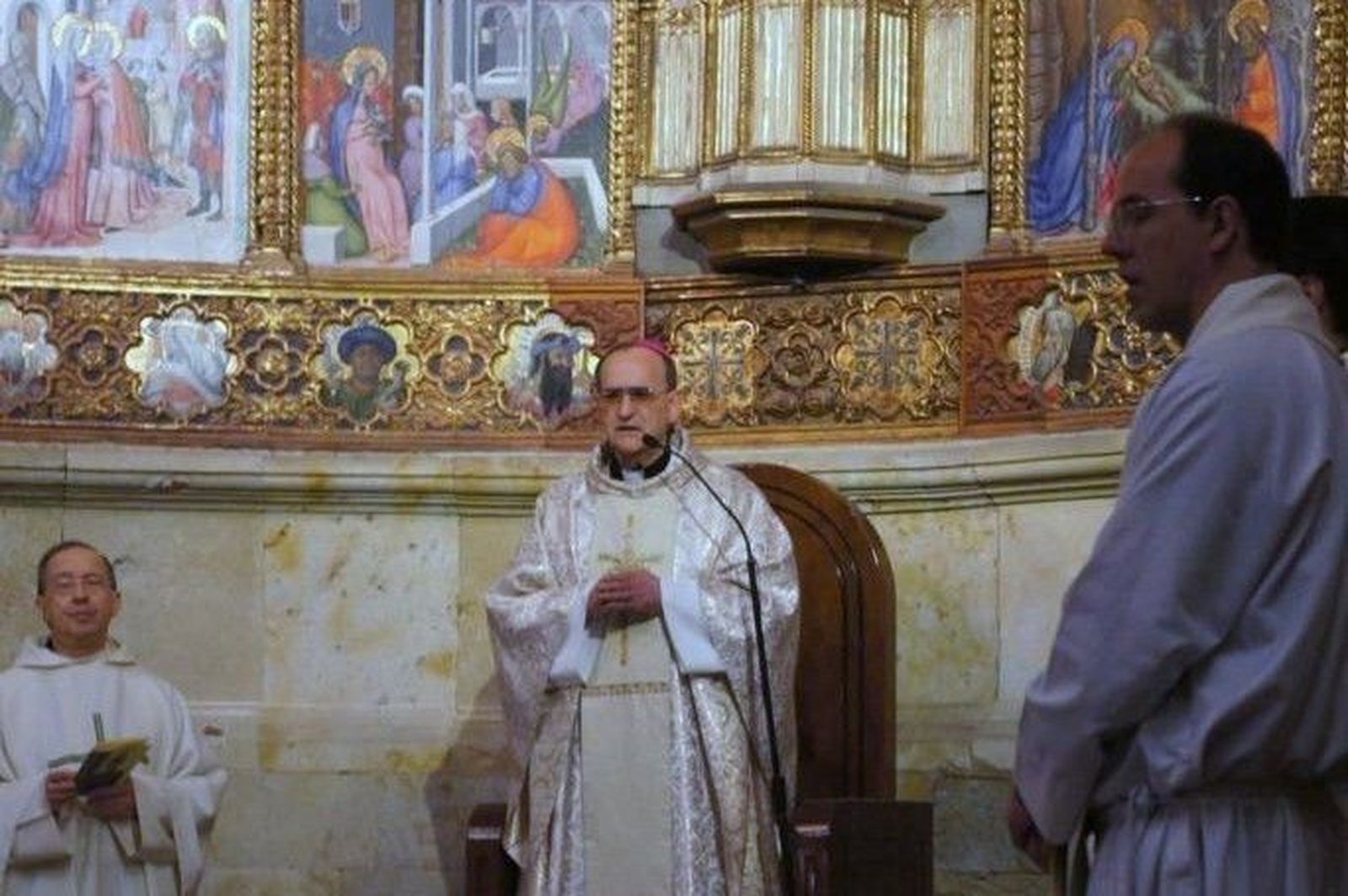 El obispo preside la Misa Crismal en la Catedral Vieja