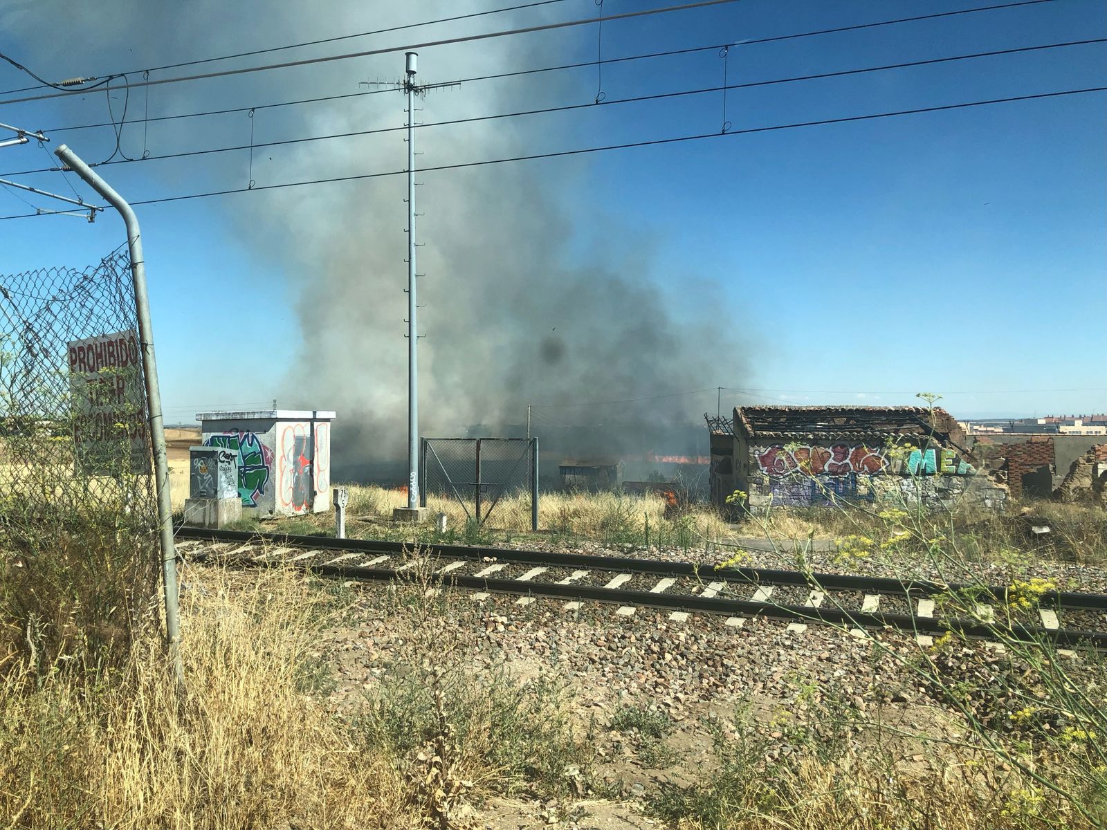 Incendio entre Salamanca y Cabrerizos. Fotos Saúl Martínez