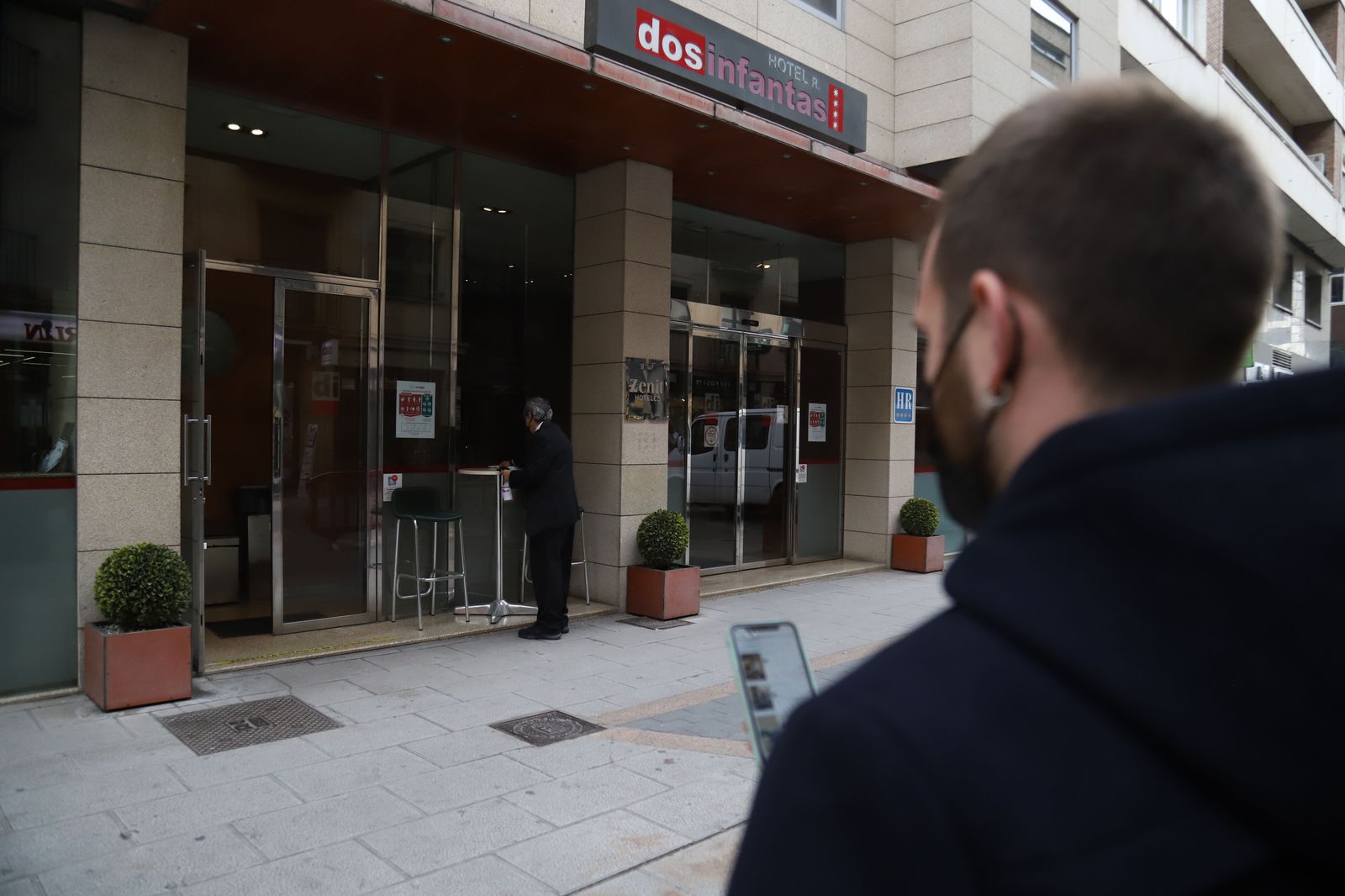 Una persona consulta precios a las puertas de un hotel en Zamora Foto: María Lorenzo