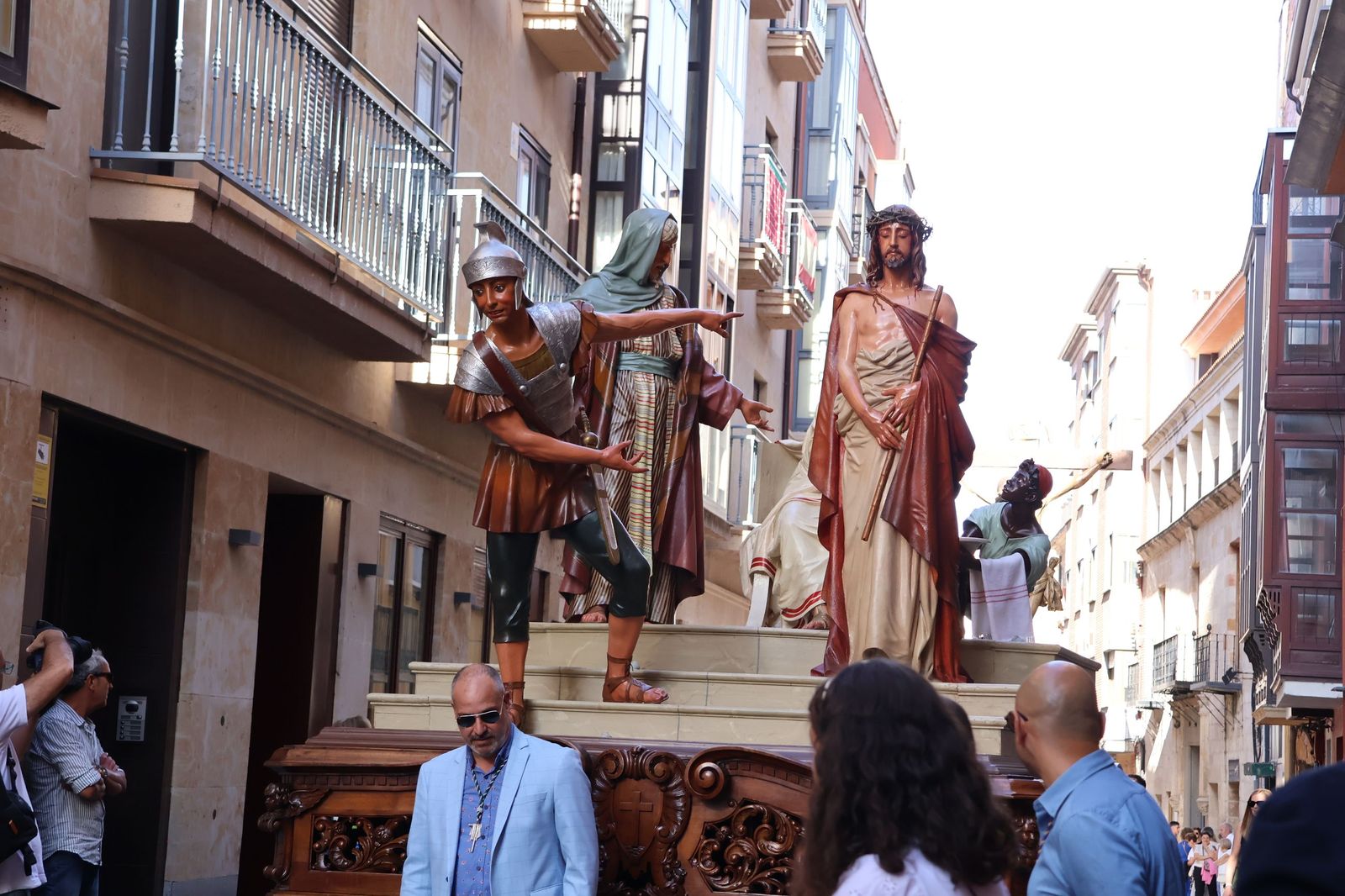 La Exaltación de la Cruz procesiona por las calles de Zamora rumbo a la carpa de San Bernabé