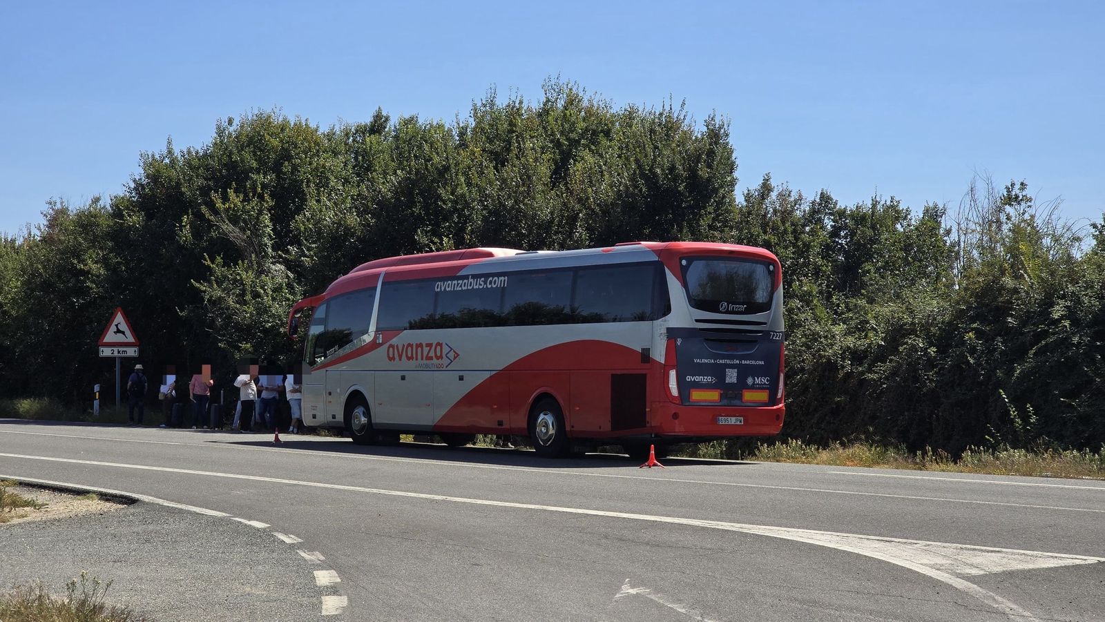 Colisión de un coche y un bus de Avanza en Machacón