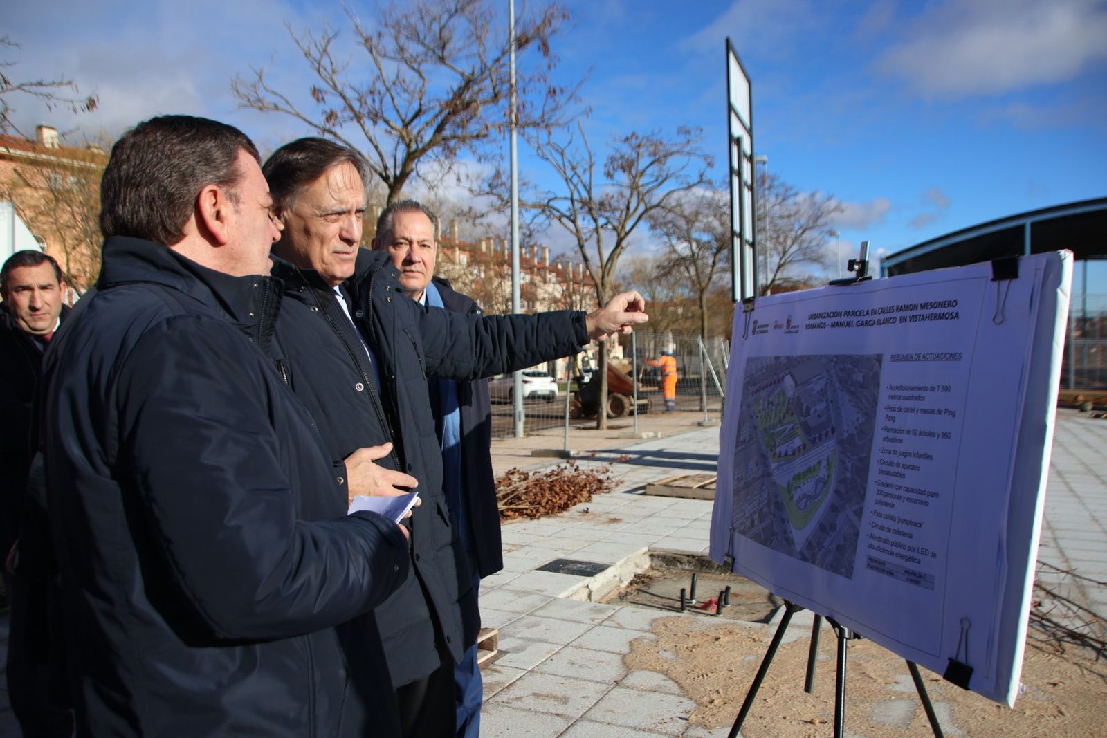 Visita de las obras de construcción de la nueva plaza de Vistahermosa