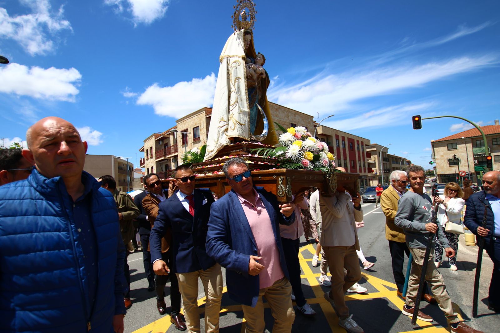 La devoción llena Villamayor en la salida procesional de Nuestra Señora de los Remedios