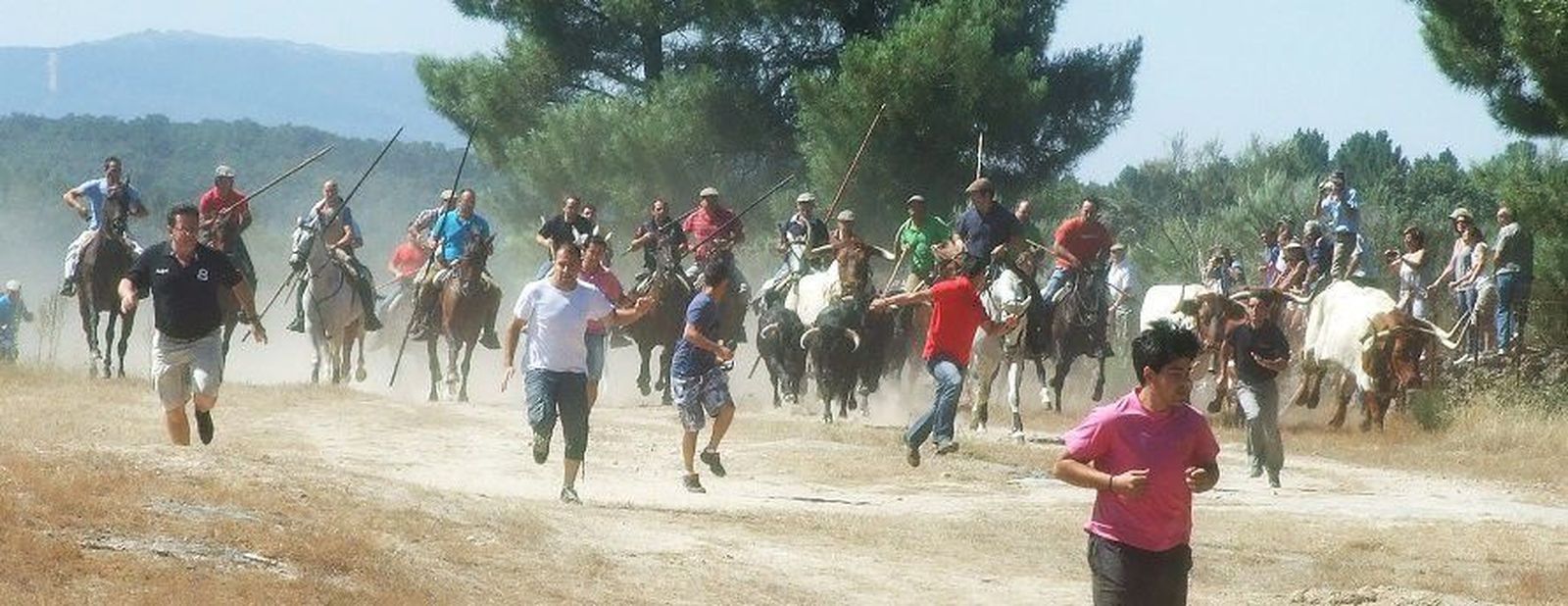 Una joven queda inconsciente tras ser pisoteada por varios toros en el encierro de Casillas de Flores