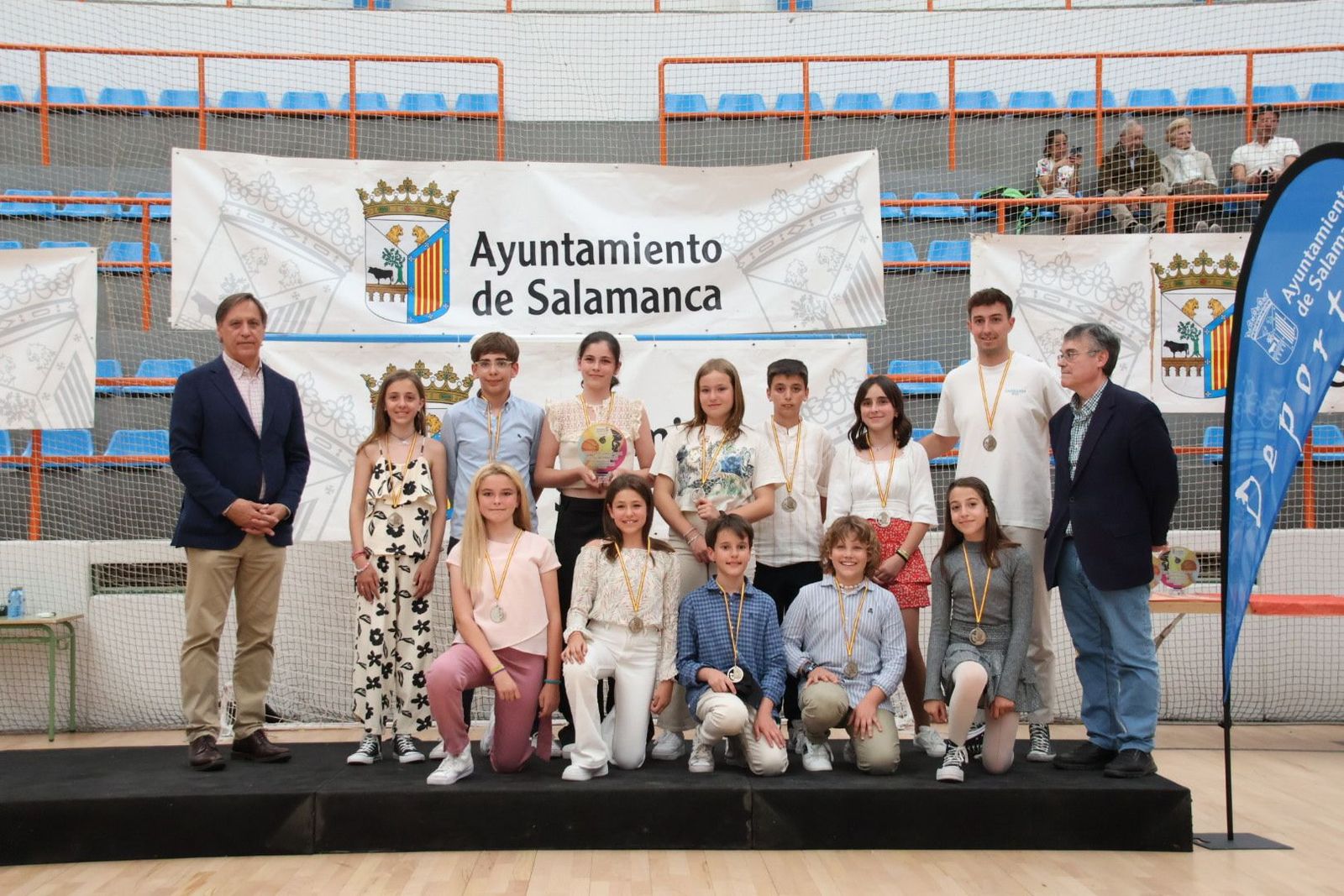 Carlos García Carbayo, entrega los trofeos a los ganadores de los Juegos Escolares