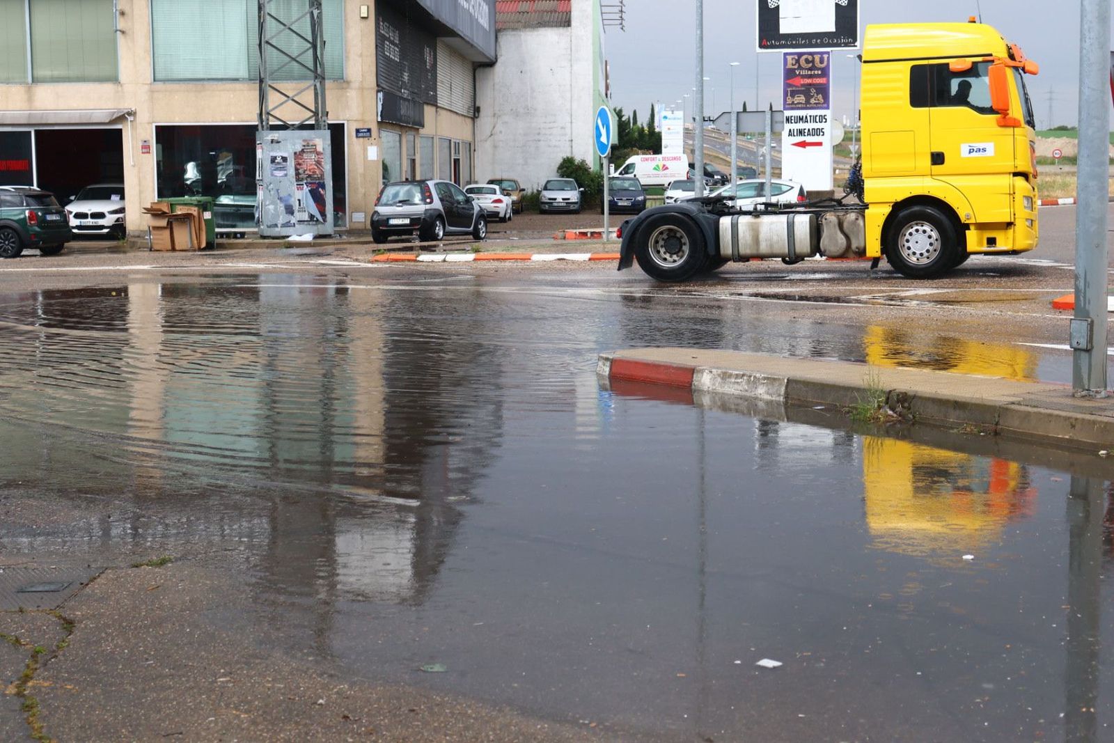 Grandes balsas de agua anegan parte del polígono de los Villares tras la tormenta