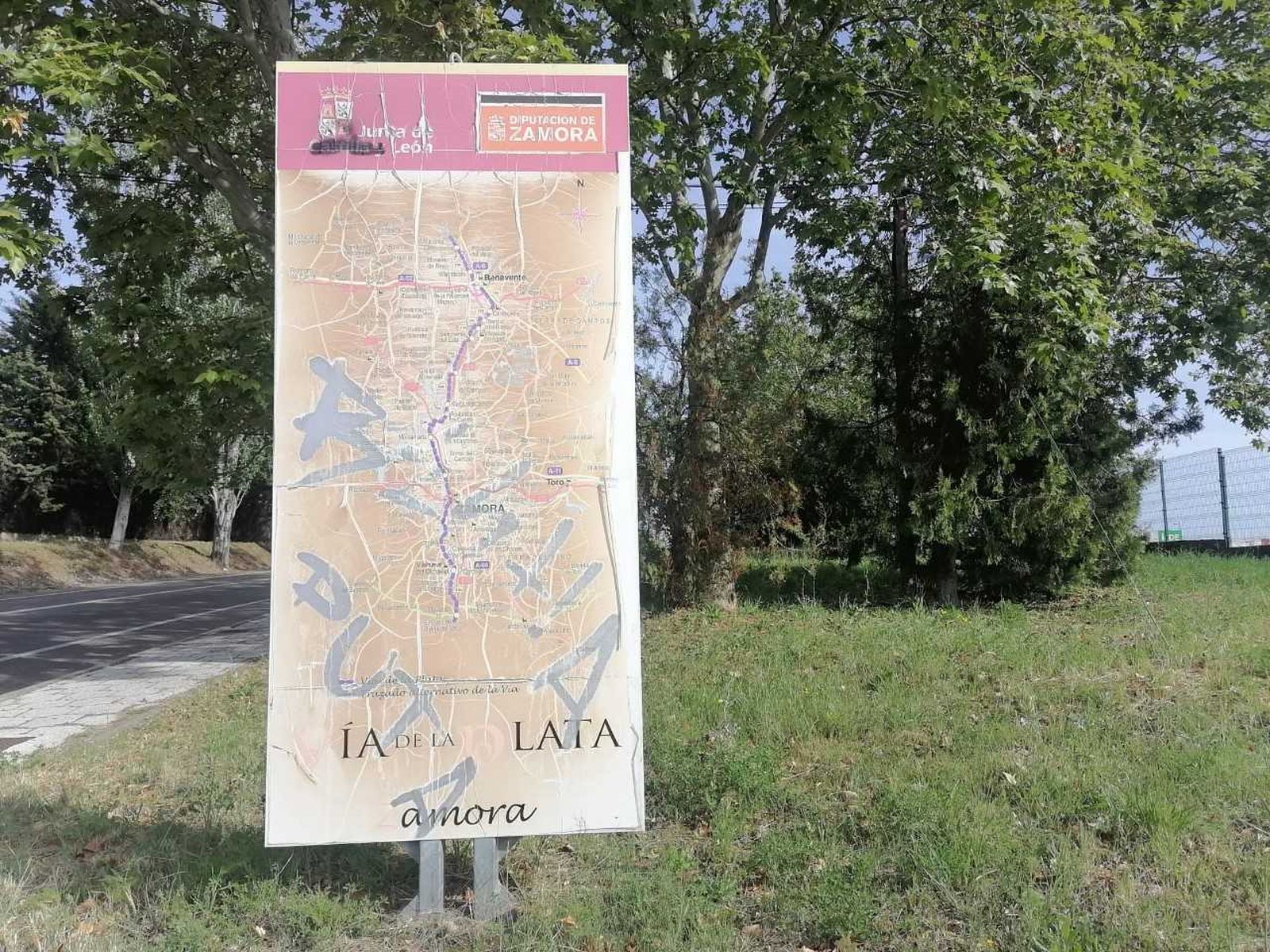 Imagen de uno de los carteles de señalización de la Vía de la Plata ubicado en la capital