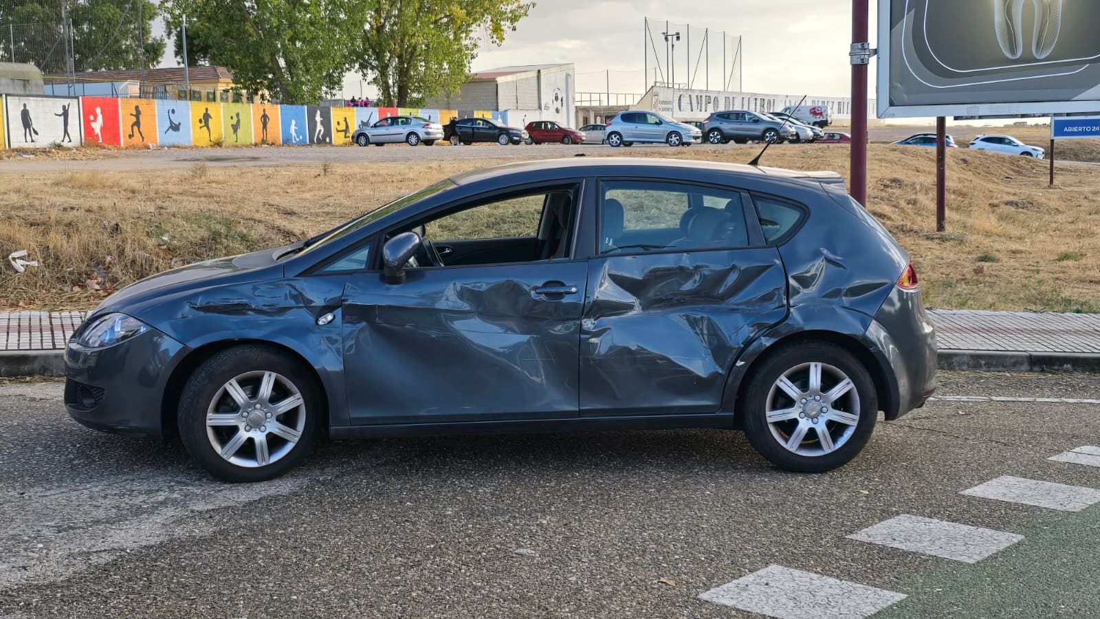 Colisión entre un turismo y un camión en el Polígono de los Villares