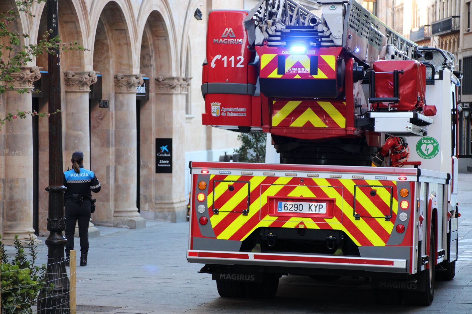 bomberos-y-policia-local-trabajan-en-el-desalojo-de-una-oficina-bancaria-de-caixabank-en-la-calle-zamora-2