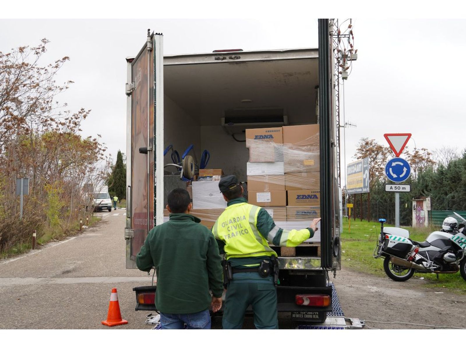 Agente de la Guardia Civil revisando una furgoneta de reparto. Foto DGT