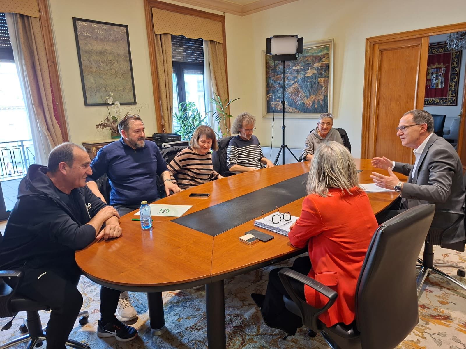 Tras más de cien concentraciones, los sindicatos de Correos trasladan sus demandas a Ángel Blanco