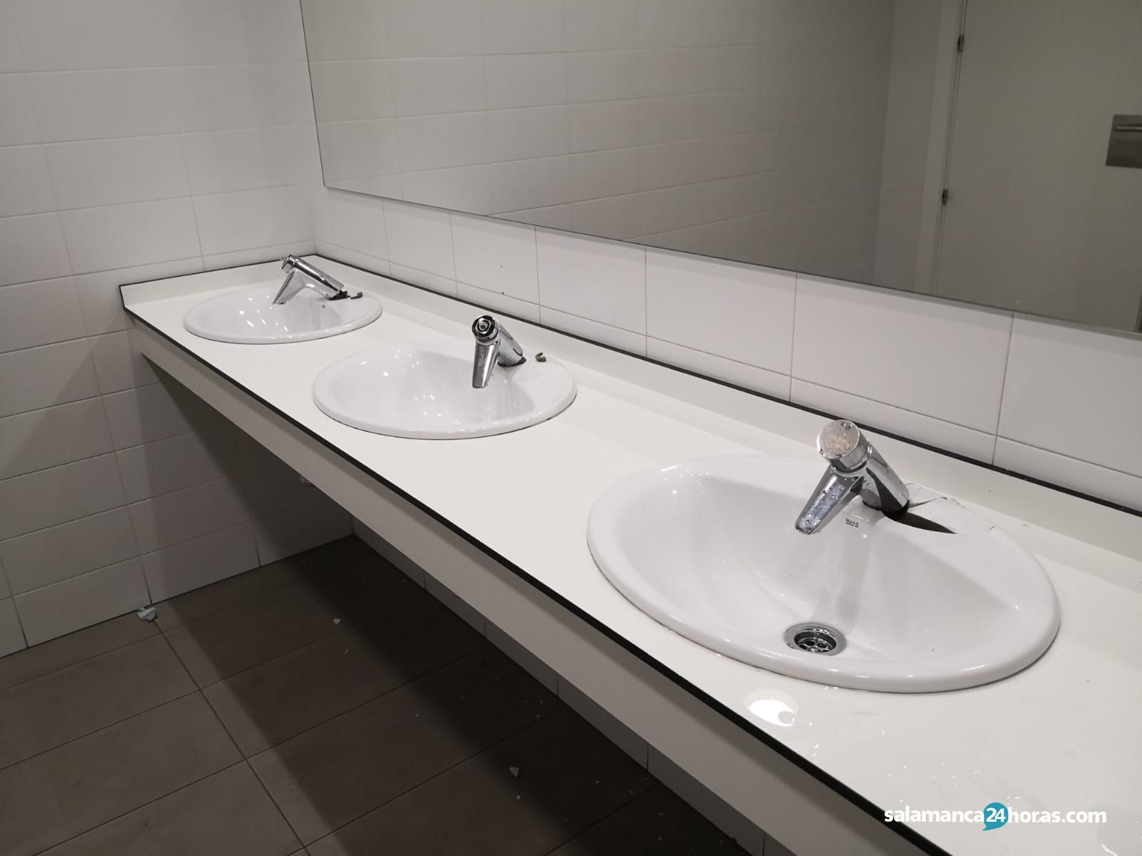 Destrozos baños estación autobuses 2