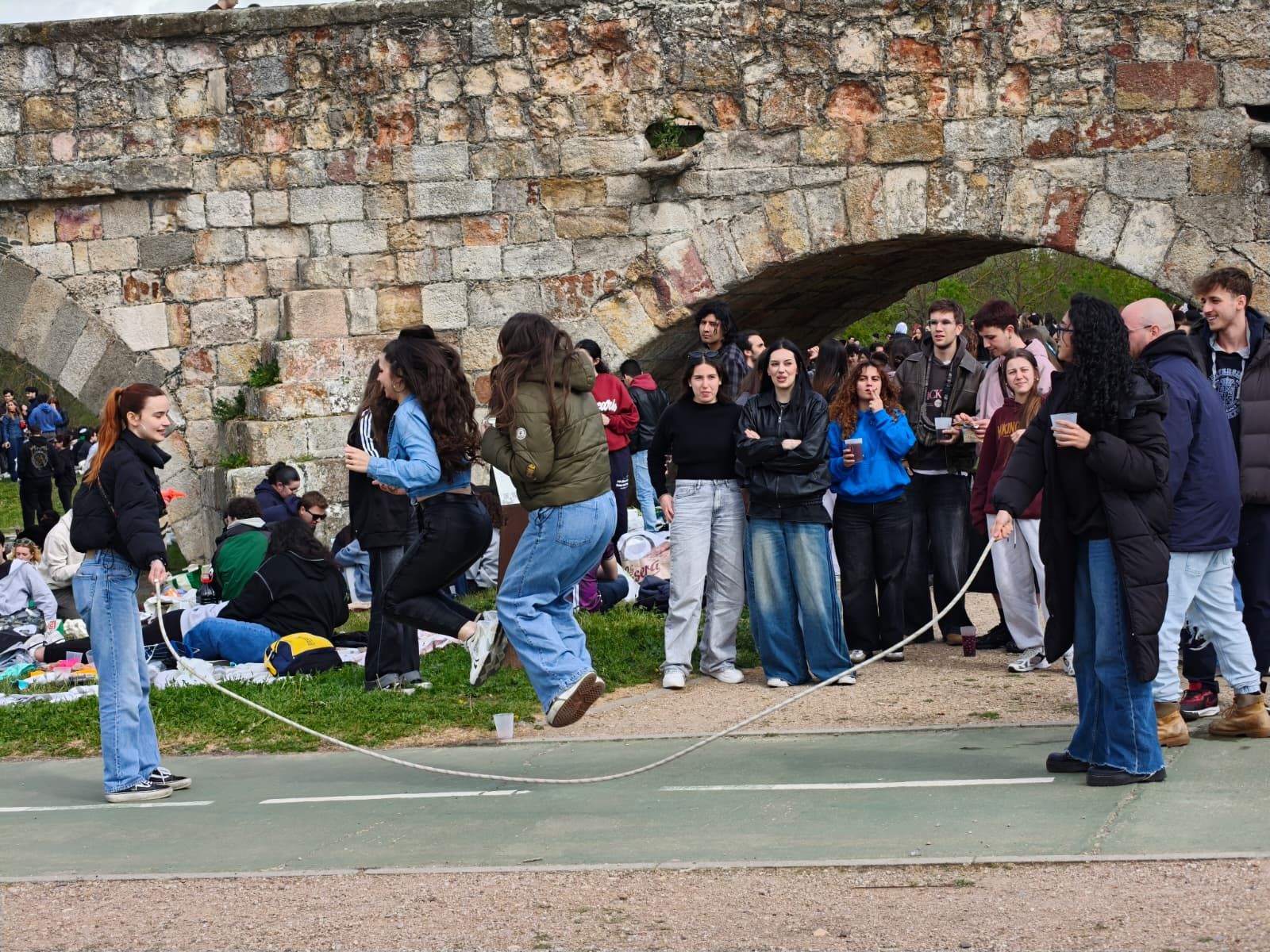 Un multitudinario Lunes de Aguas en Salamanca llena la ribera del Tormes