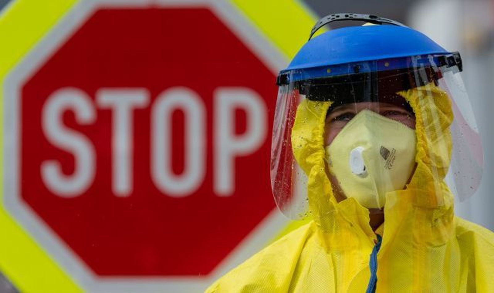 Una persona protegida durant una desinfeccio pel coronavirus europa press 11 640x380