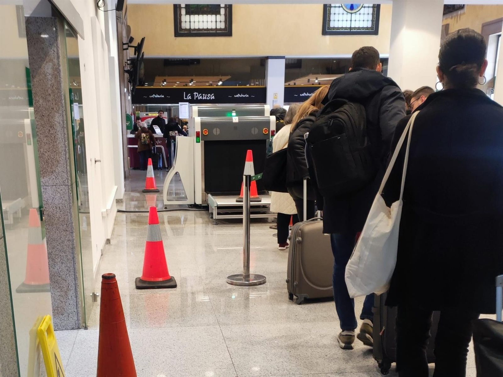 Viajeros esperando a pasar el control de seguridad en la estación de tren de Oviedo.   EUROPA PRESS