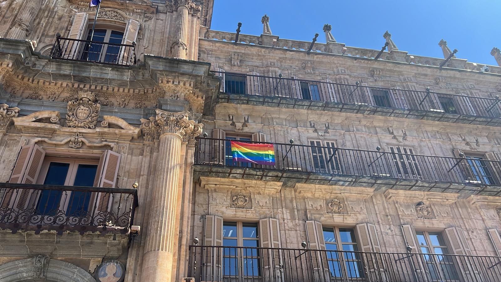 Bandera del Orgullo en uno de los balcones del Ayuntamiento de Salamanca Bandera del Orgullo en uno de los balcones del Ayuntamiento de Salamanca