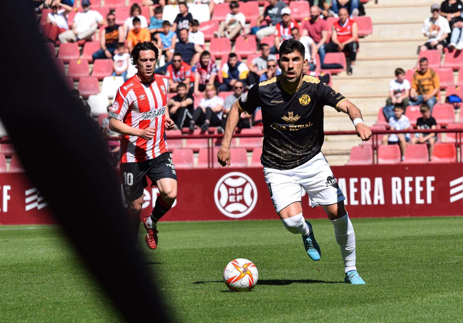 Carlos Ramos trata de irse de un rival