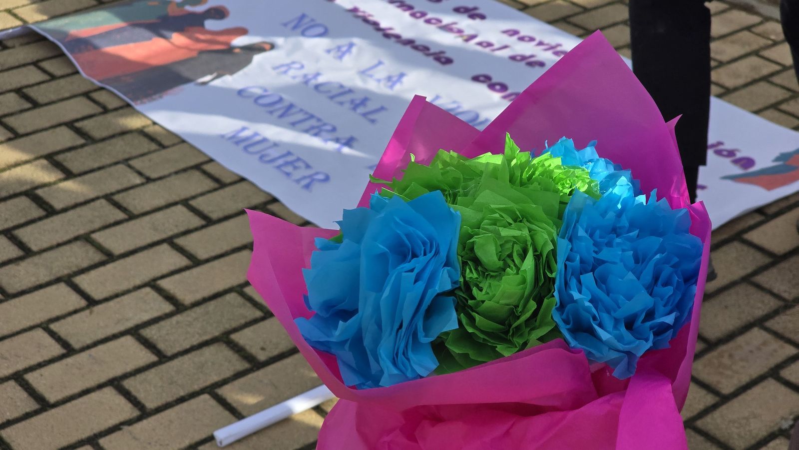Ofrenda floral y lectura del manifiesto institucional por el Día Contra la Violencia de Género