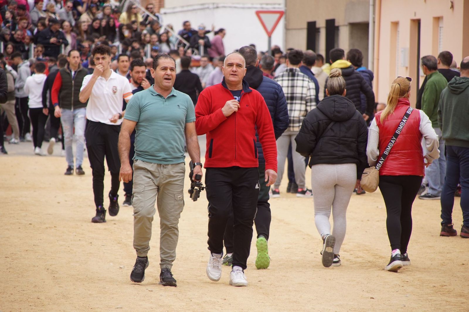 ambiente-y-participacion-durante-el-toro-del-voto-en-villoria-suelta-de-dos-toros-del-cajon-foto-juanes-46