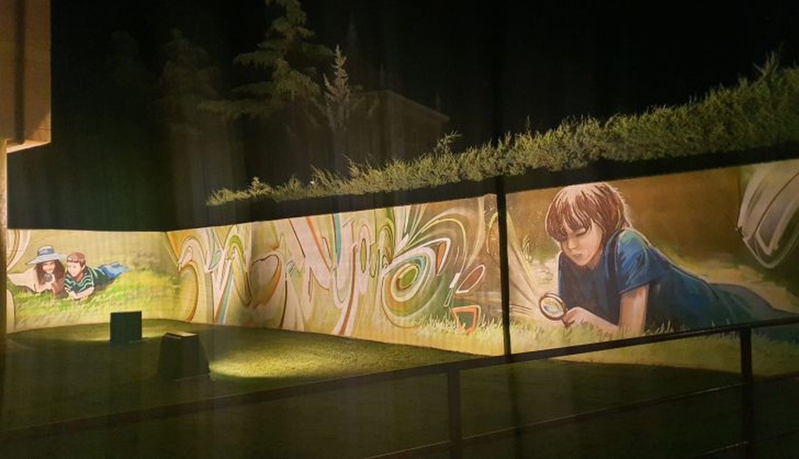 Mural de Santa Marta con iluminación nocturna