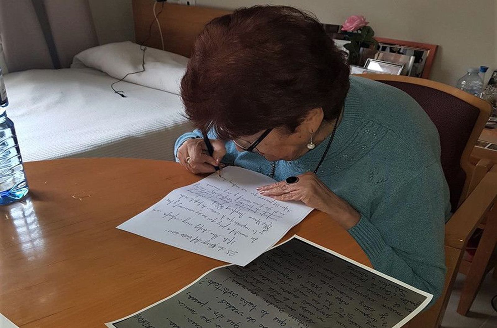 Residente escribiendo carta Sonrisas frente al Coronavirus voluntariado Iberdrola (002)