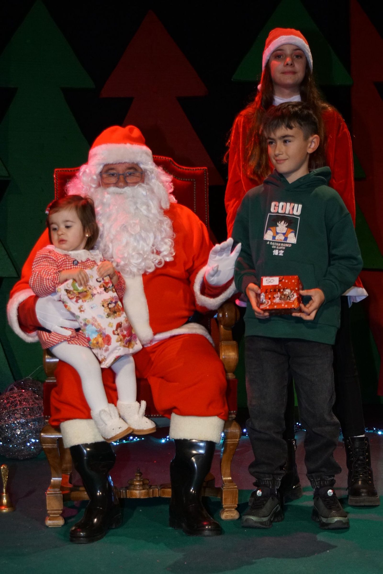 Papá Noel recorre las calles de Alba de Tormes y entrega regalos a los niños