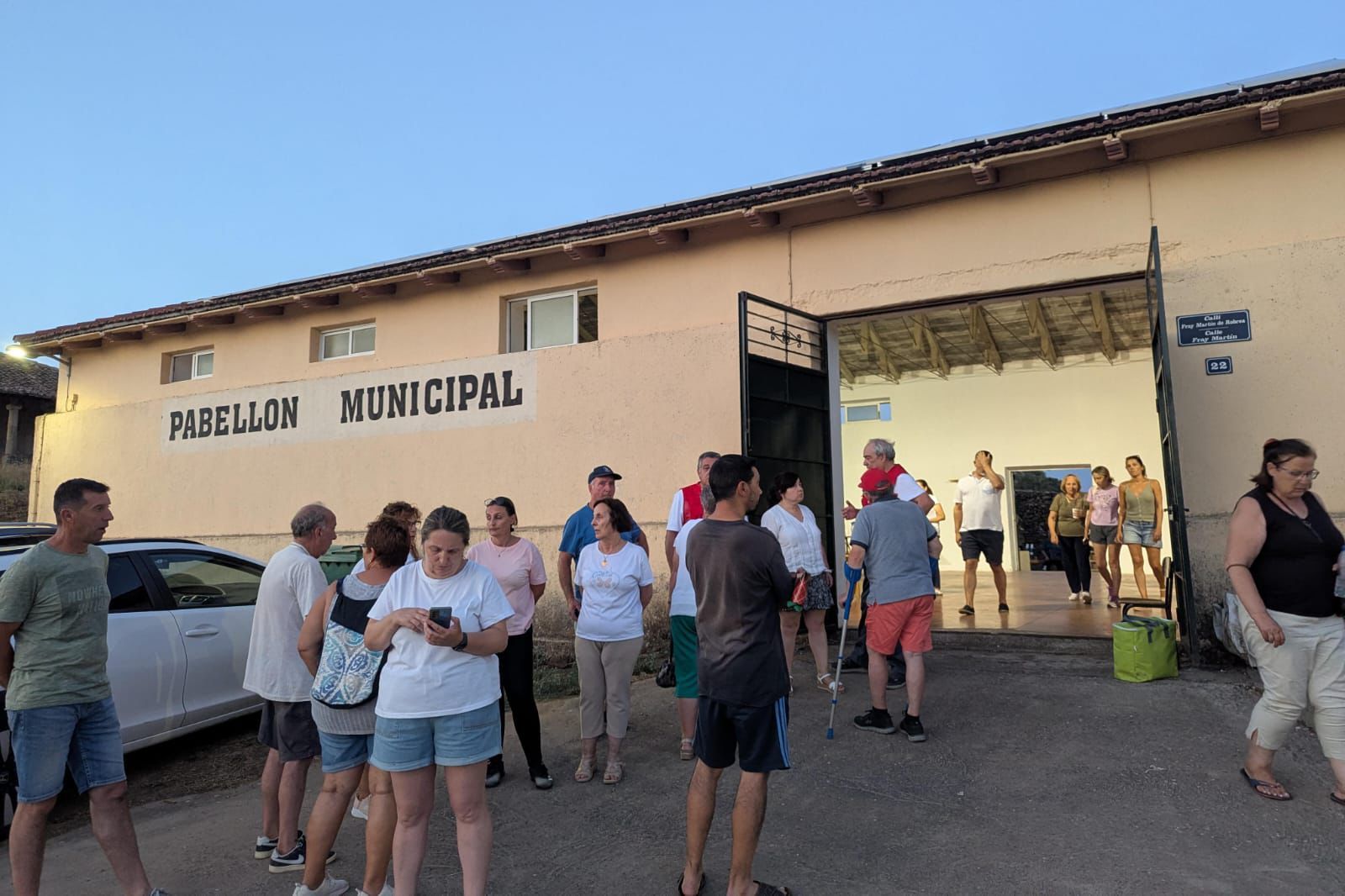 Imagen de los evacuados por el incendio de El Payo a su llegada a Robleda