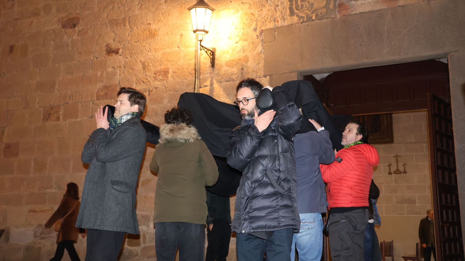 El Cristo Yacente llega a la iglesia del Tránsito