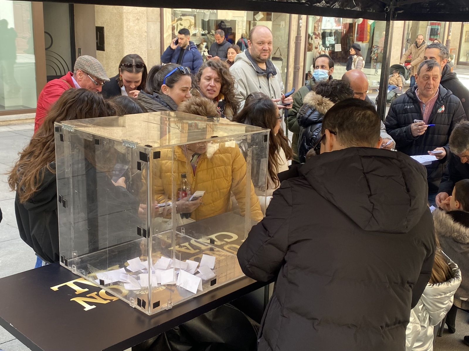 Participantes en el intercambio de cromos de Semana Santa