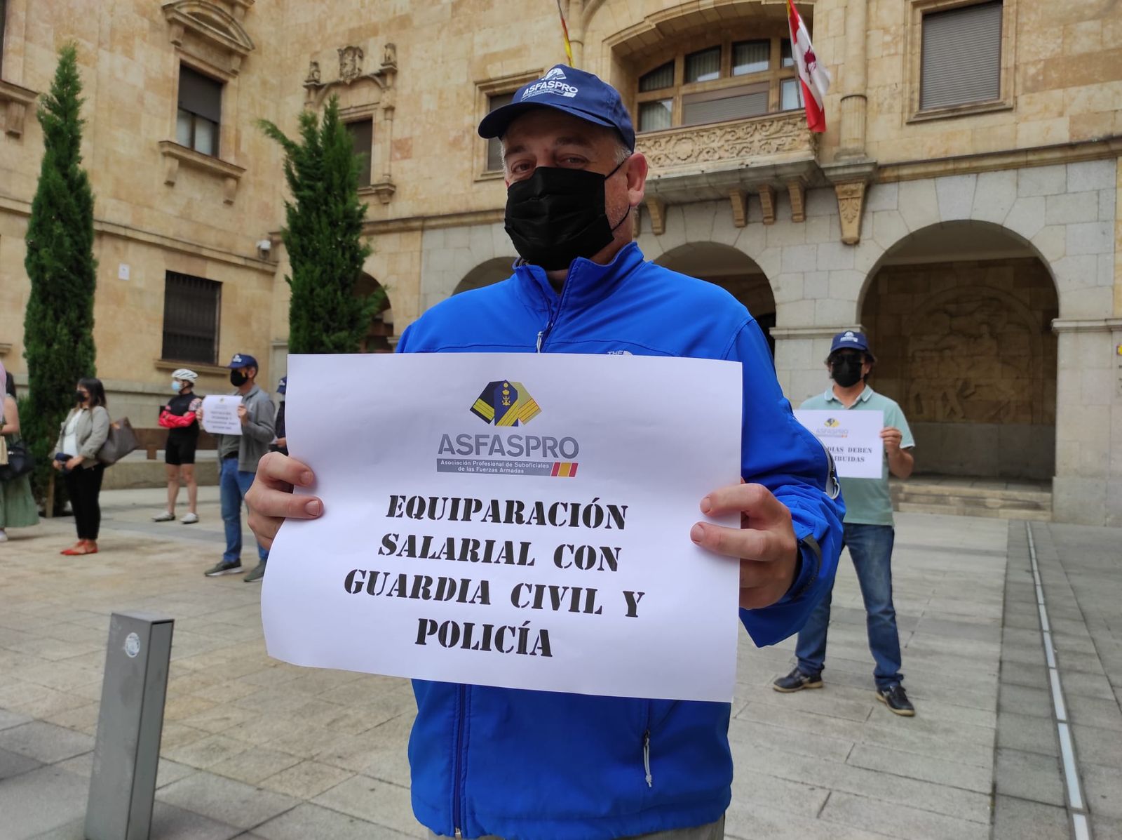 Militares salmantinos se manifiestan frente a la Subdelegación del Gobierno por un sueldo digo (1)