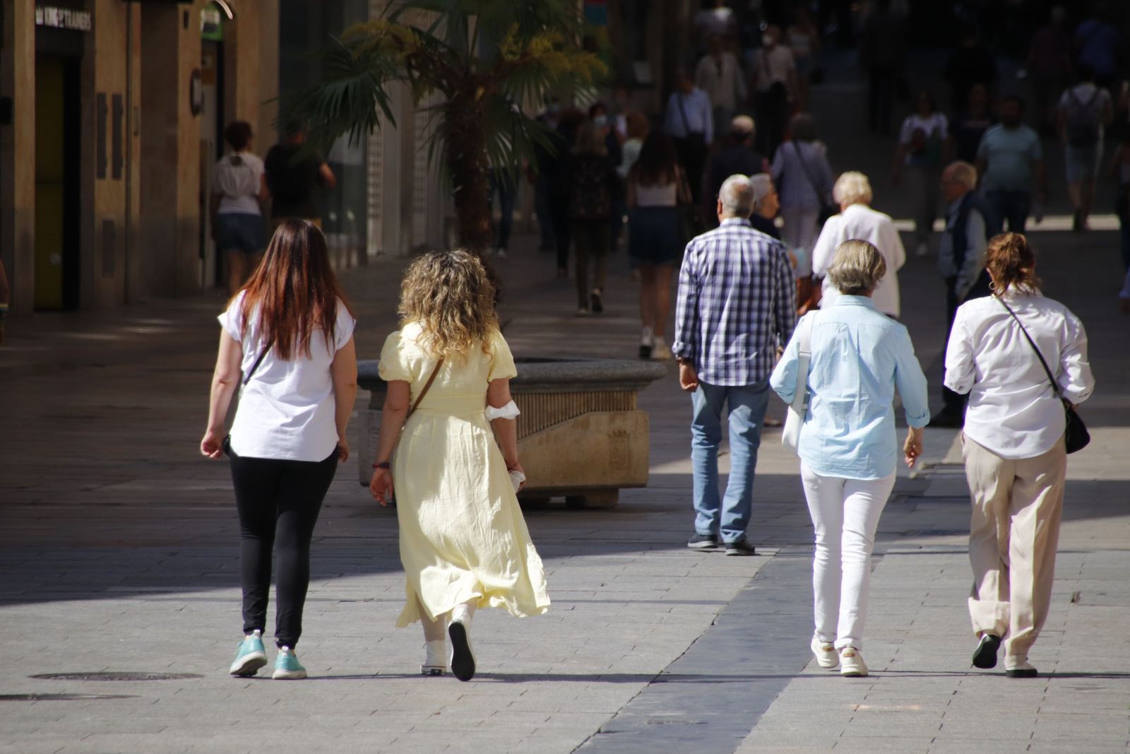 Gente paseando por la plaza