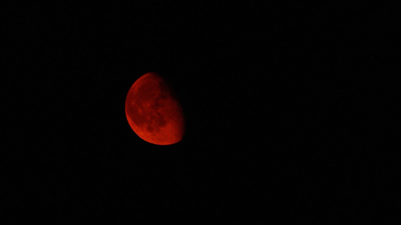 La luna se tiñe de rojo en el Bierzo debido a los incendios