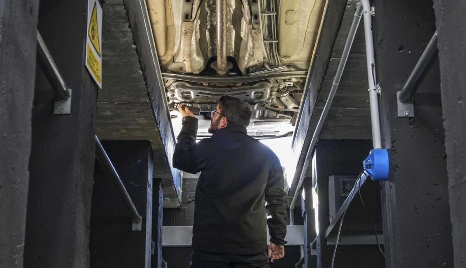 Un vehículo pasando la ITV.  EP