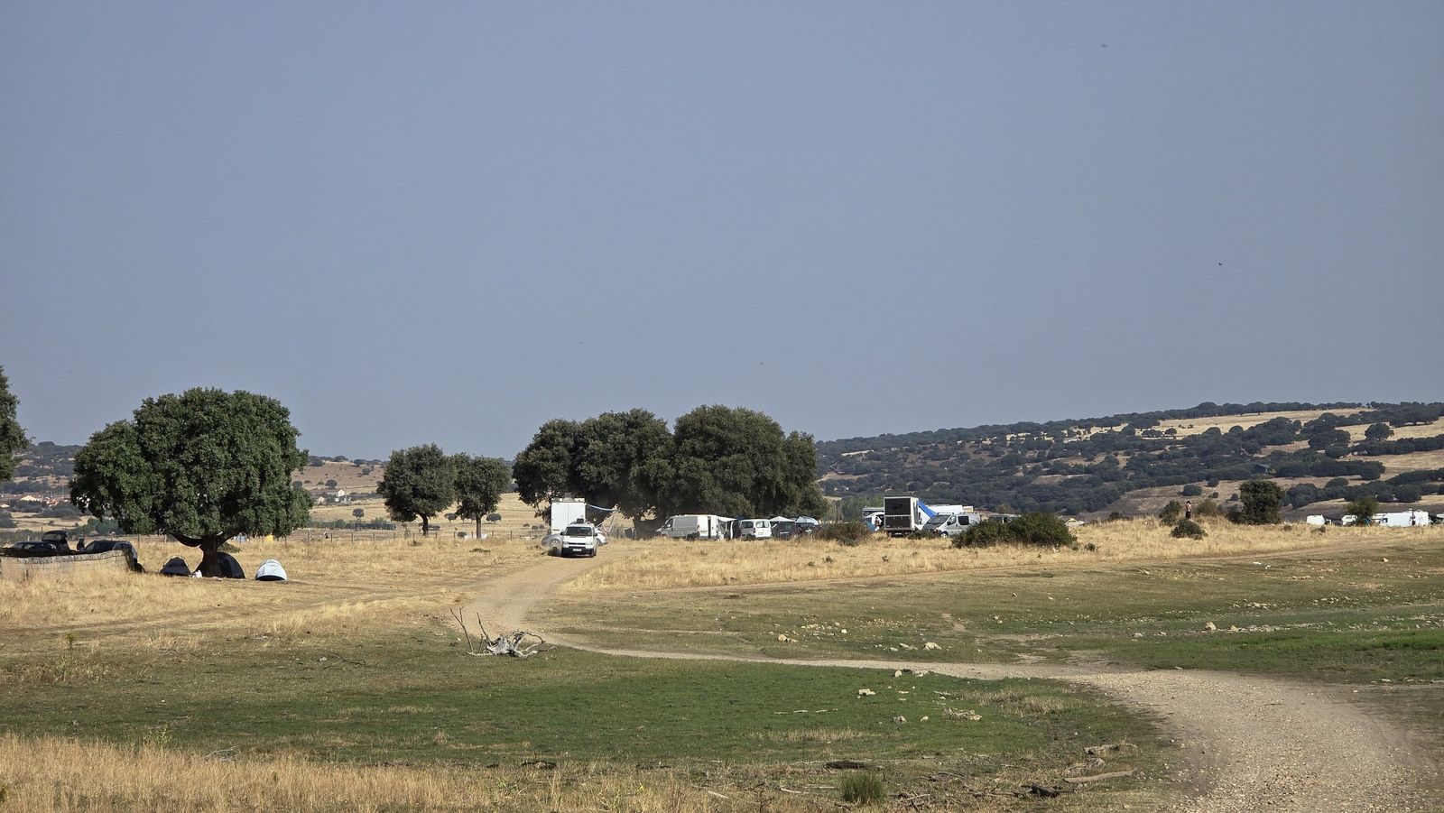 Sigue la rave con cientos de campistas en el entorno del pantano de Santa Teresa