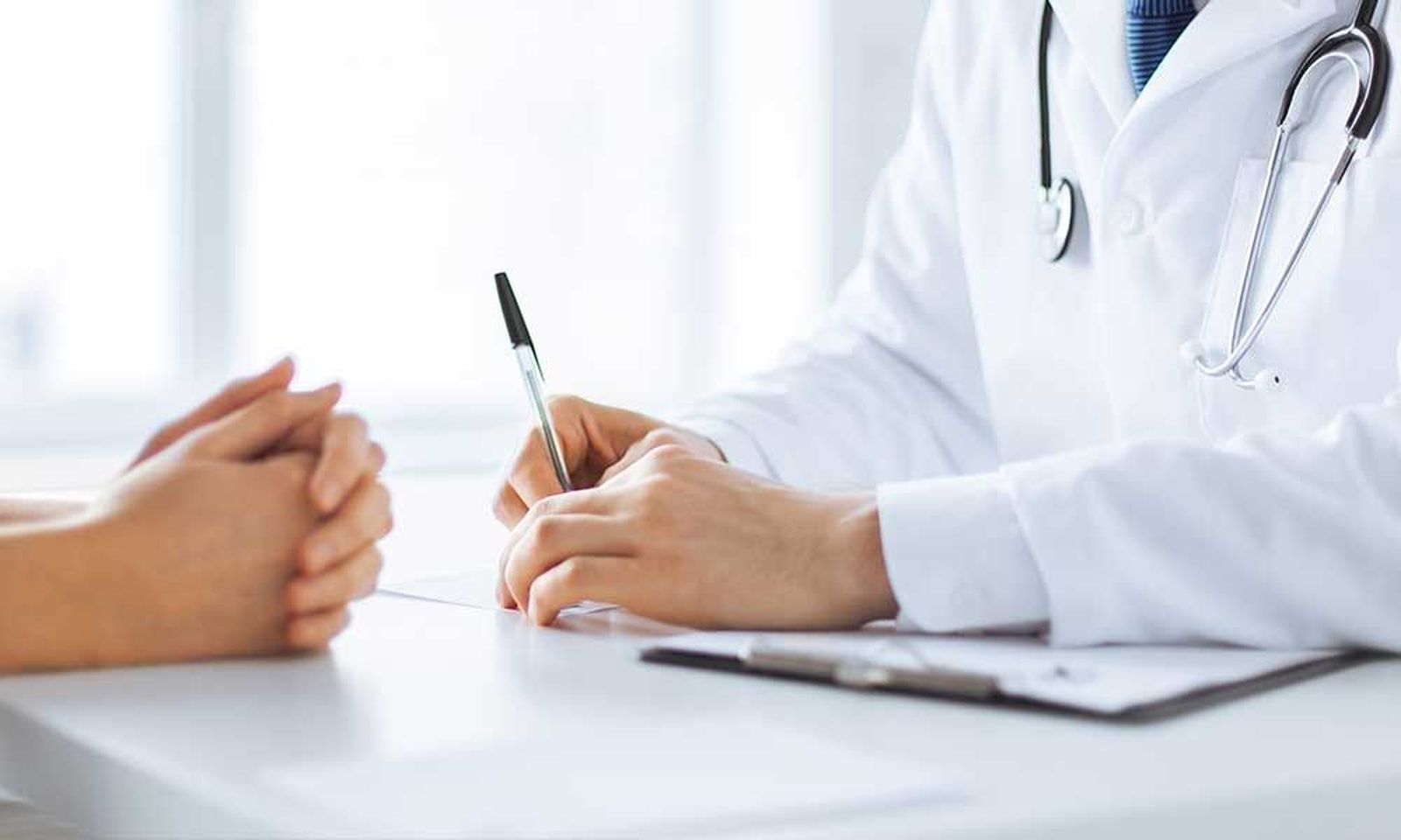 Medico pasando consulta