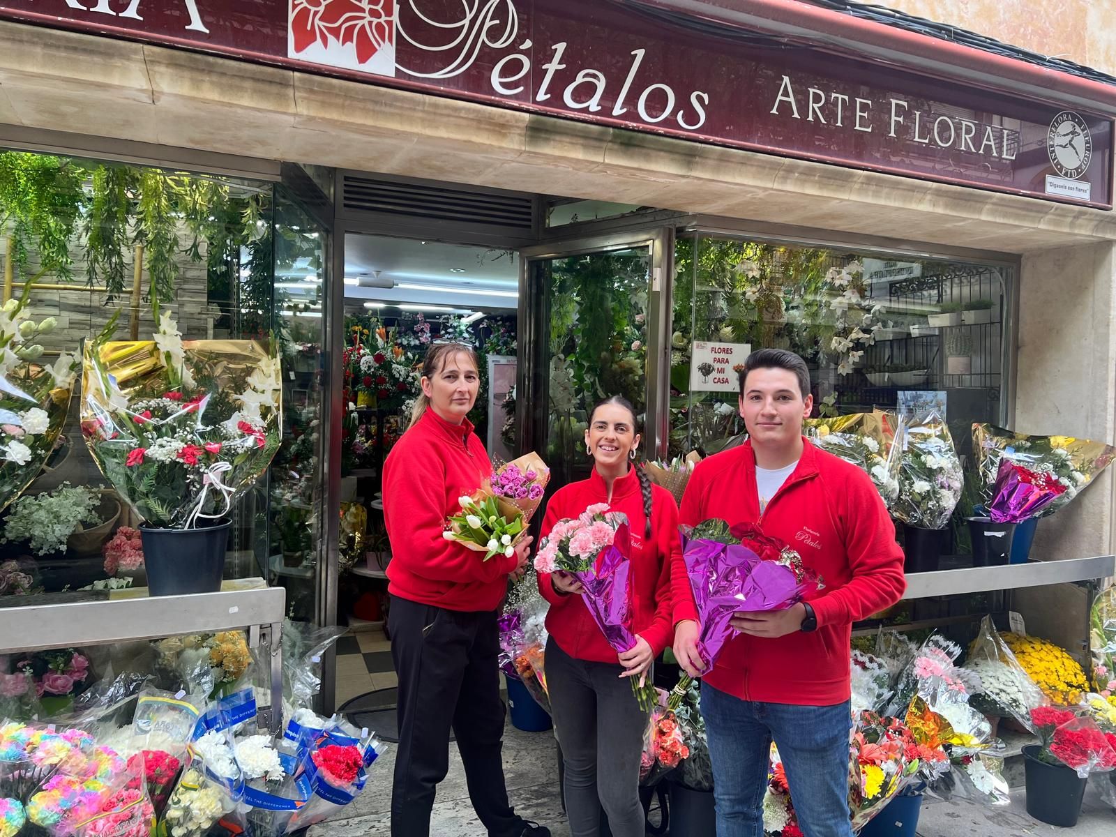Rosa, Nora y Jaime empleados de la floristería Pétalos por el Día de Todos Los Santos Rosa, Nora y Jaime empleados de la floristería Pétalos por el Día de Todos Los Santos