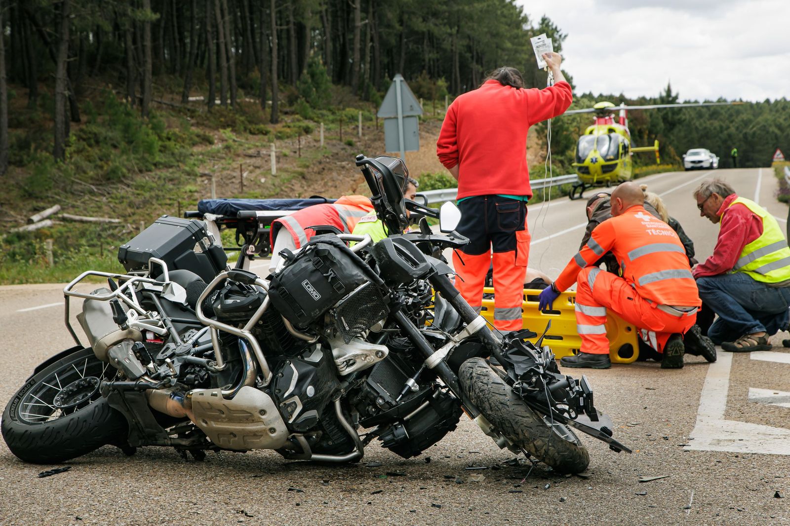 Un herido grave en una colisión entre una moto y un turismo en el pk 43 de la CL-526, en El Payo Vicente  ICAL (1).jpg