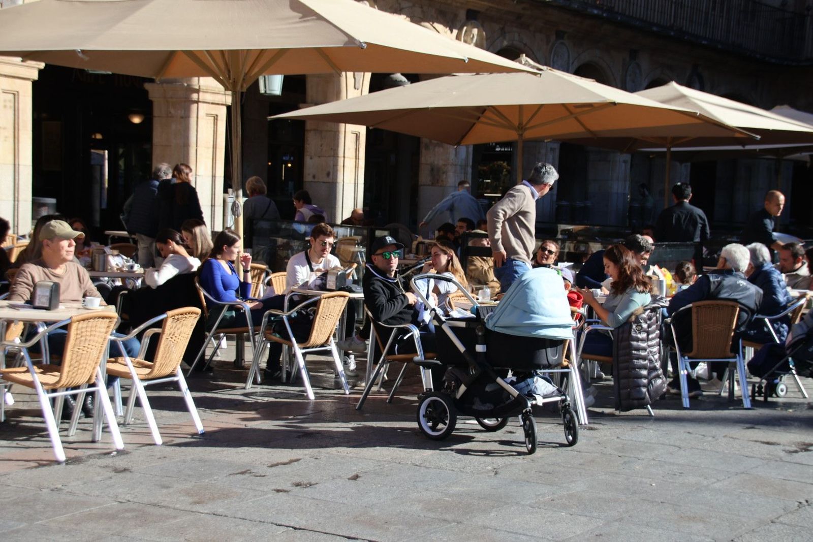 Gente en las terrazas en noviembre de 2023. Foto Andrea M.