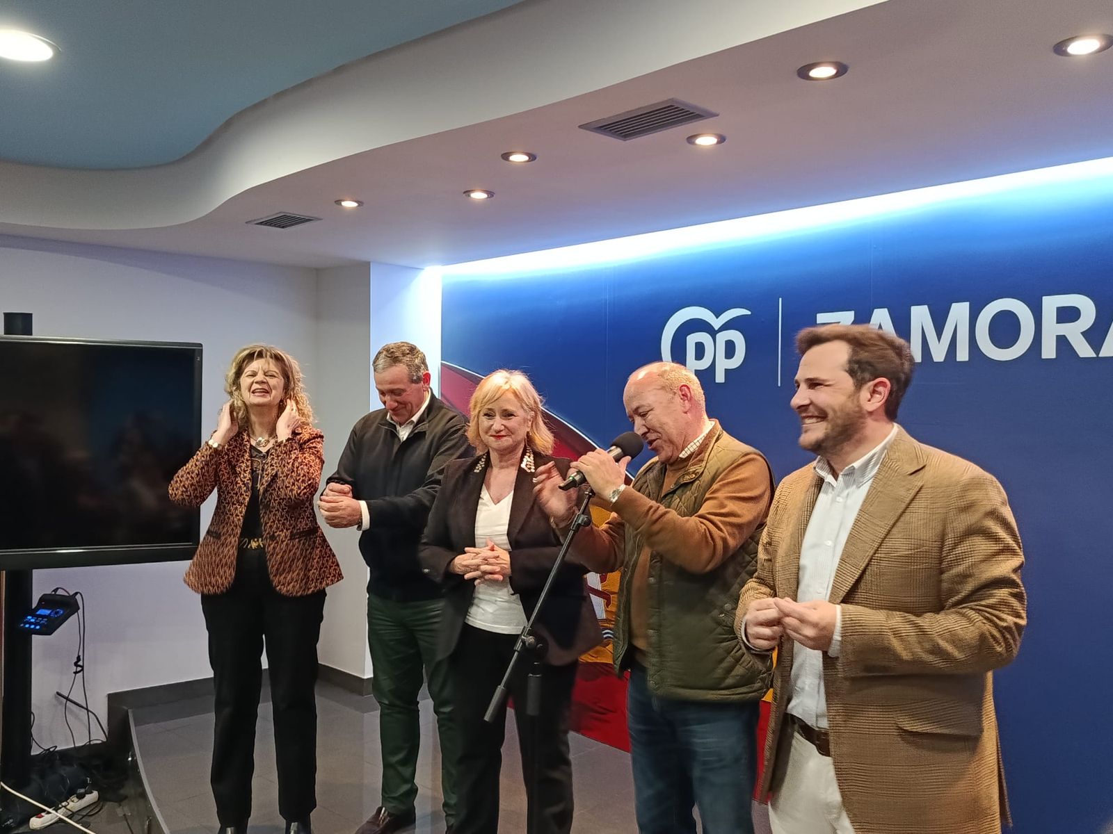 GALERÍA | Noche electoral en la sede del PP en Zamora