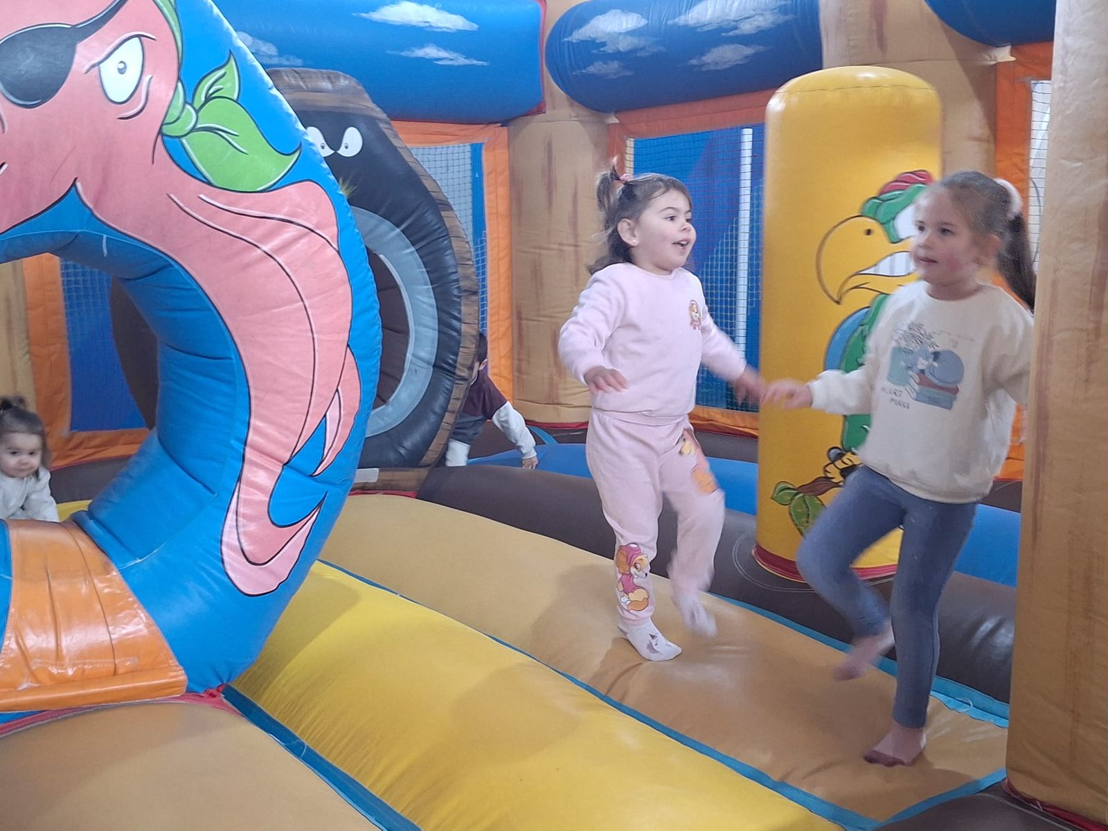 Hinchables, mercadillo y visita de papa Noel en Villamayor (20).jpeg