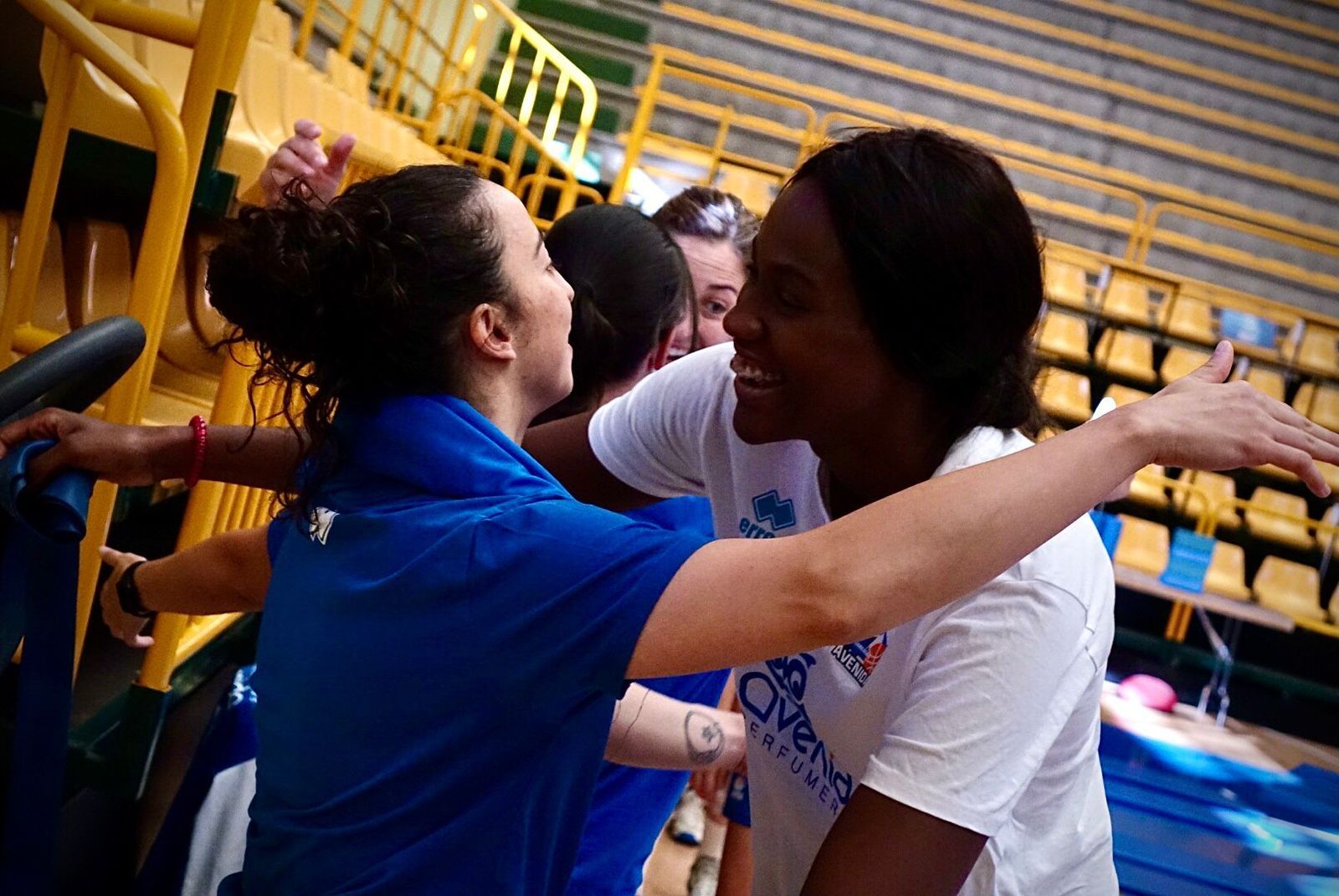 Silvia Domínguez se abraza con Nogaye Lo / FOTO CB Avenida