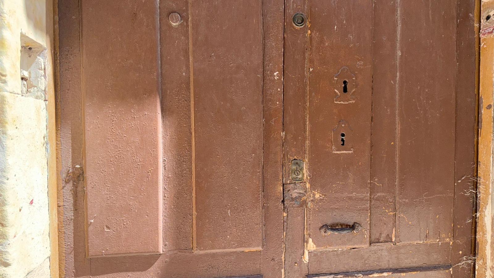 Puerta antigua  pensión Bárez