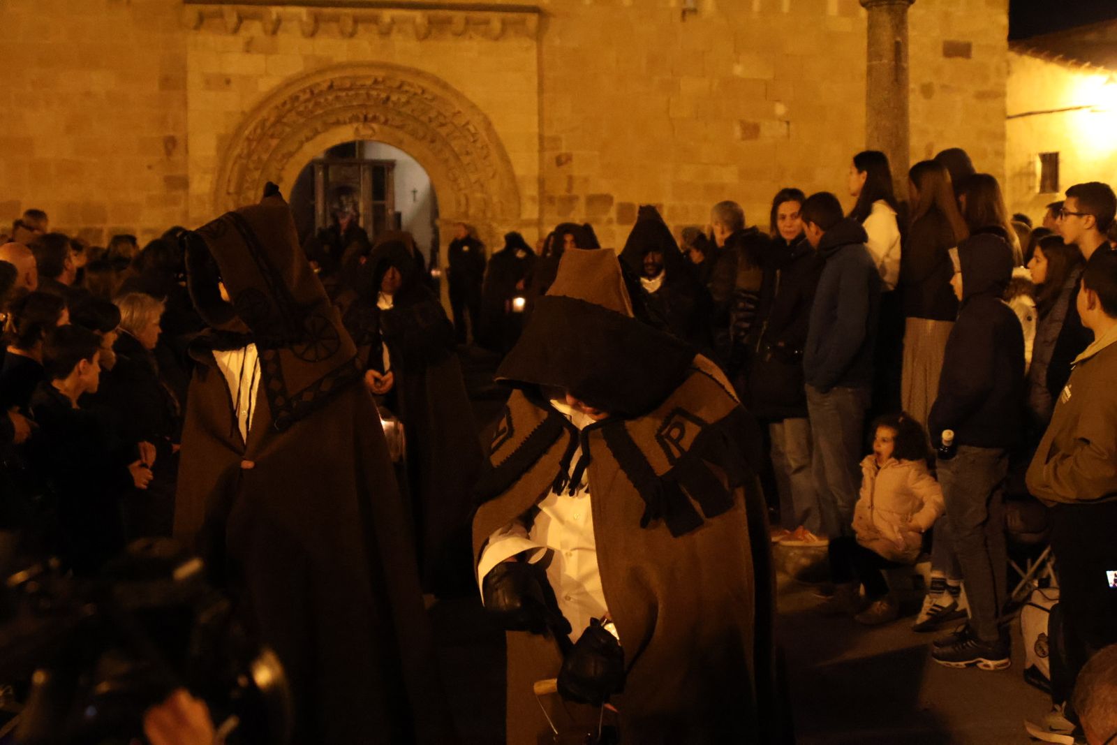 GALERÍA | Revive en imágenes la procesión de las Capas Pardas