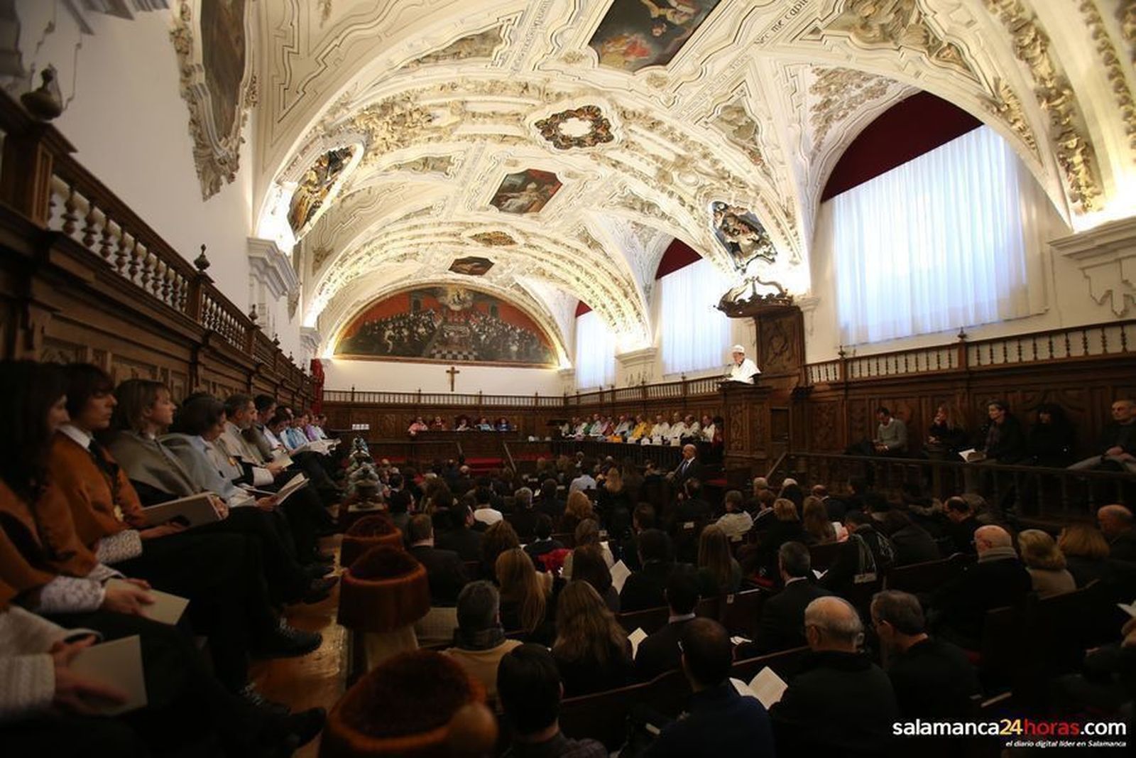 ... y la Pontificia hace lo propio en su Aula Magna