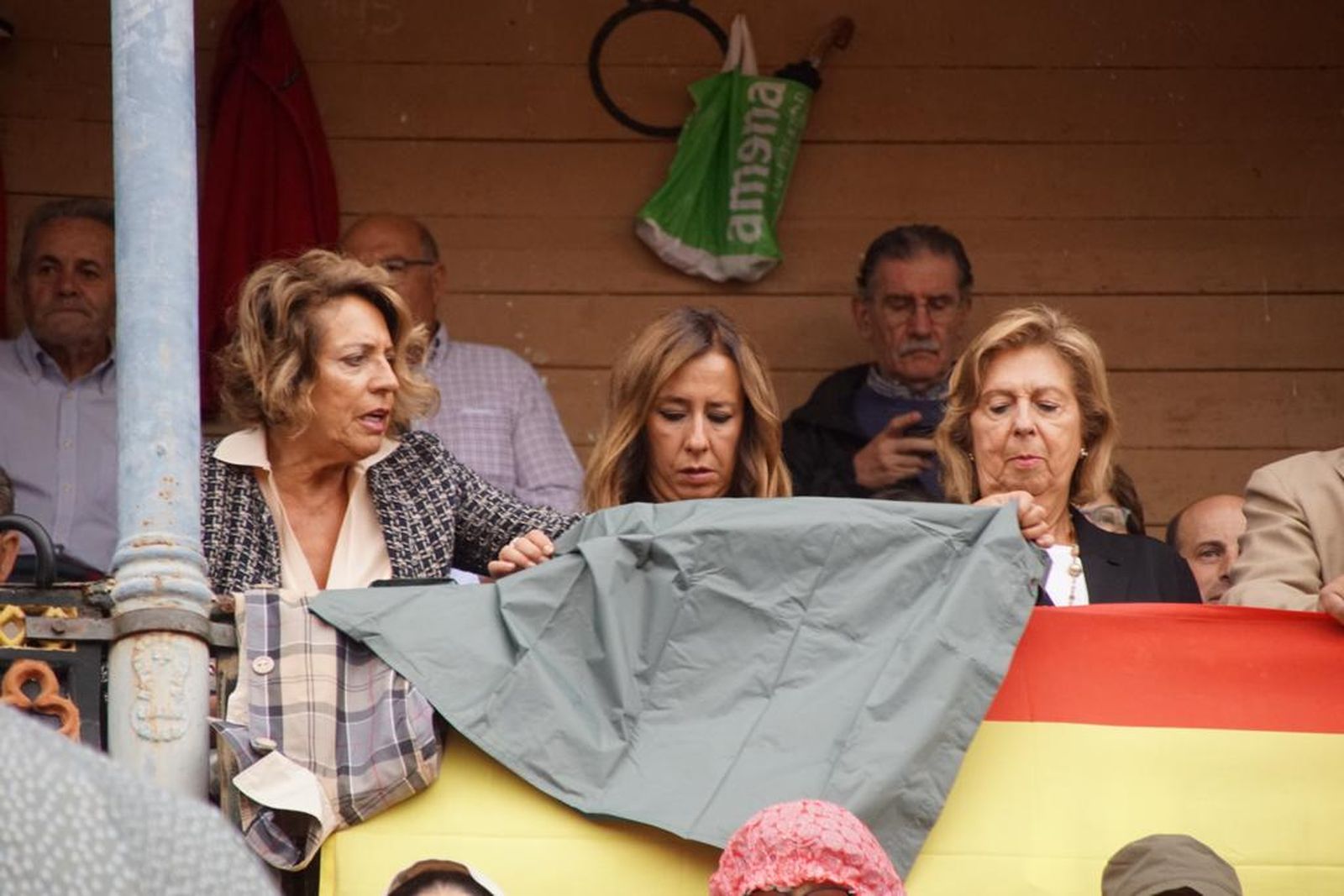 tendidos-de-la-glorieta-durante-la-corrida-de-garcia-y-olga-jimenez-15
