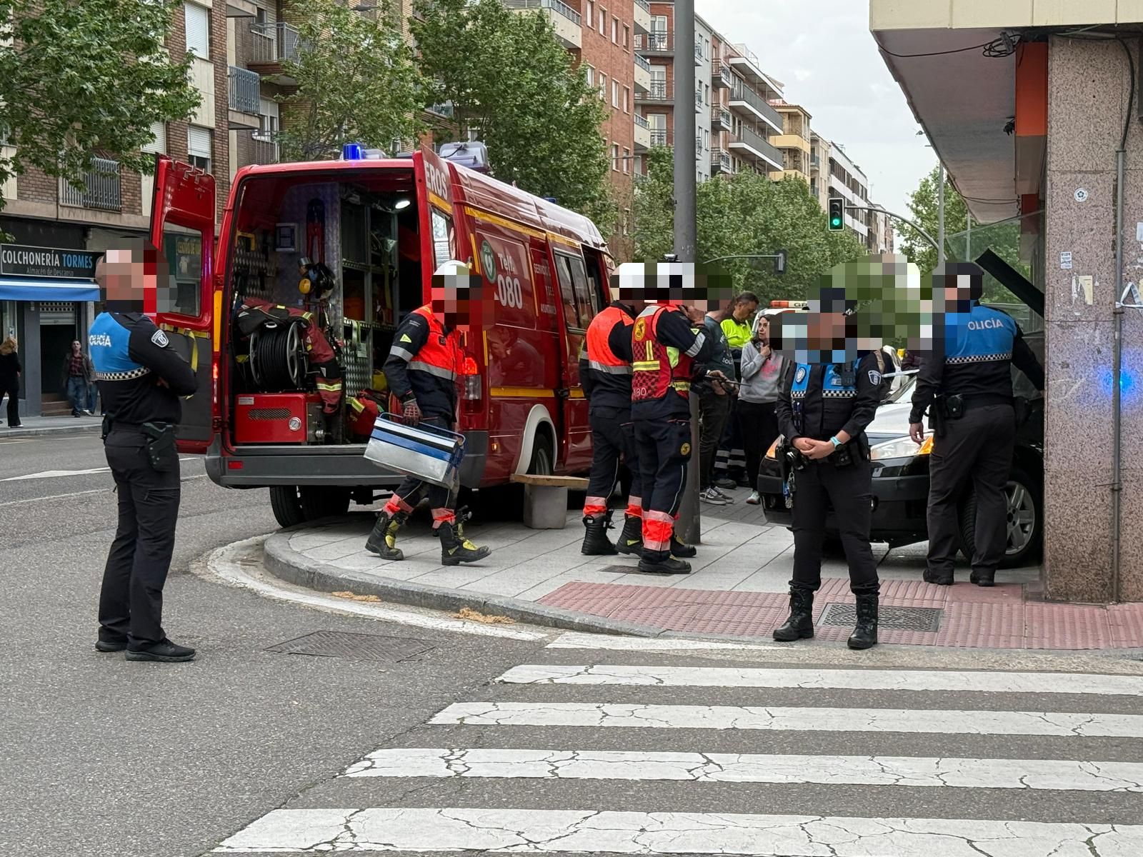 Un turismo choca contra un escaparate en la avenida de Villamayor