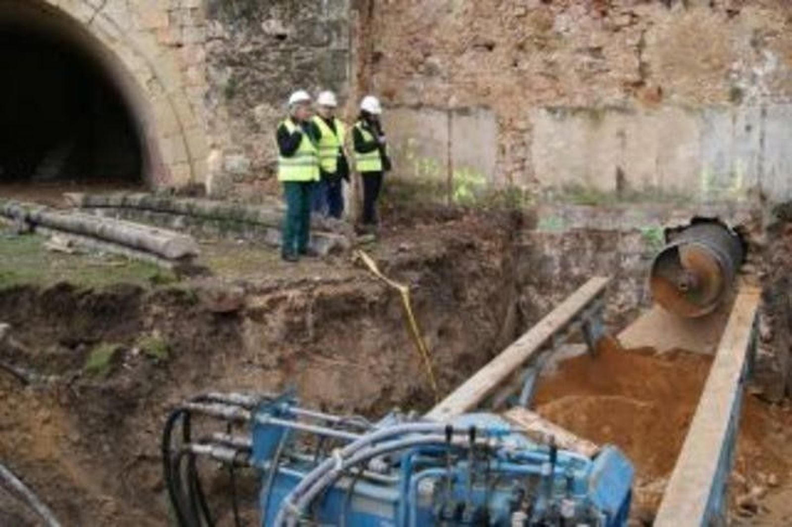 El Ayuntamiento sustituye la red de saneamiento en la calle Puente Sancti Spíritu El Ayuntamiento sustituye la red de saneamiento en la calle Puente Sancti Spíritu