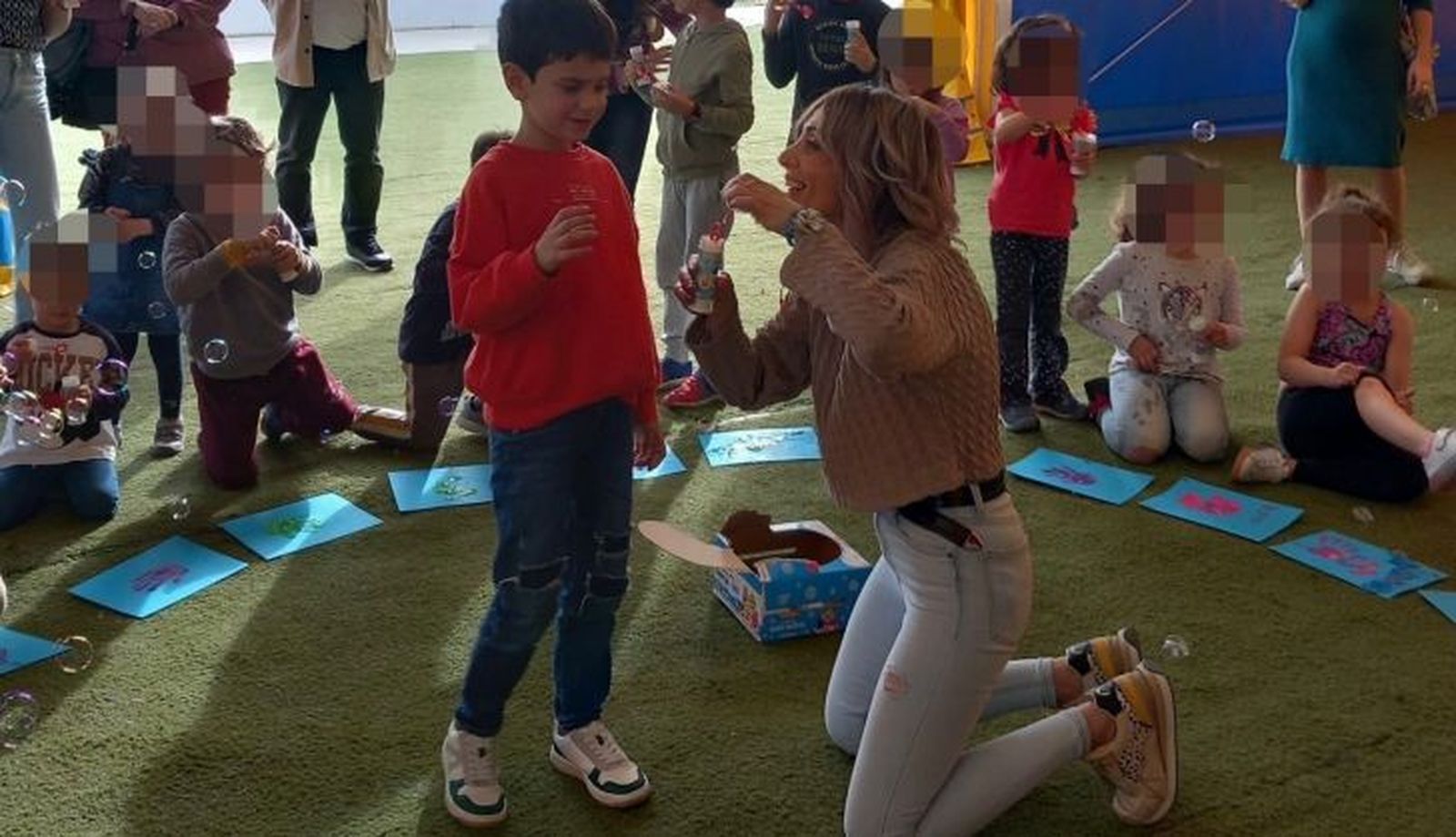 Beatriz Ramos y su hijo Asier, pequeño con autismo